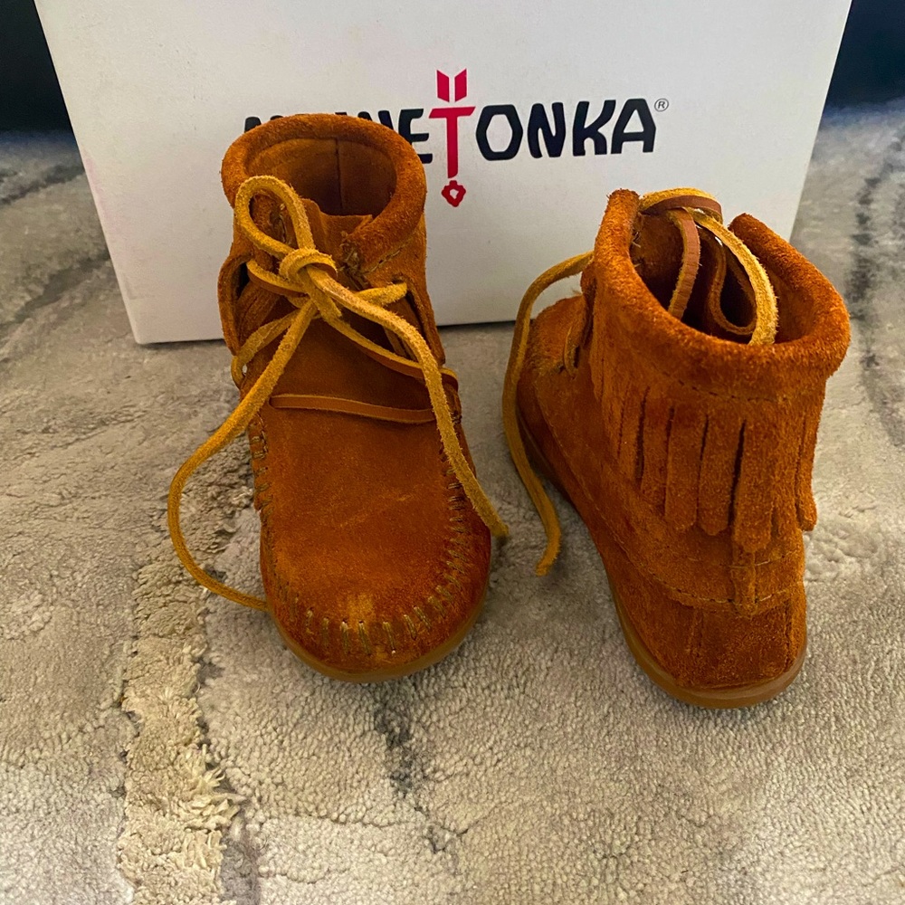 Toddler girls Minnetonka suede boots size 8